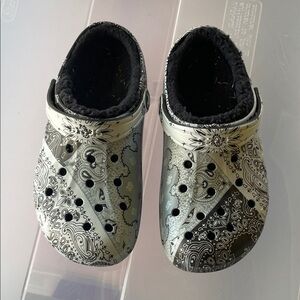 CROCS Kids Black and Gray Patterned Slippers